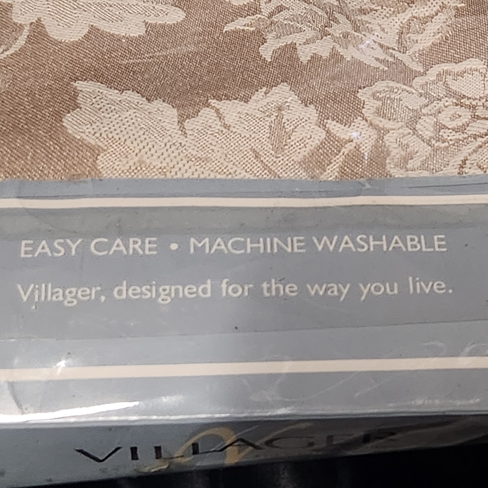 NIP New Villager Liz Claiborne Damask Tablecloth 60 x 84 Rectangle $35 Retail - Picture 2 of 5
